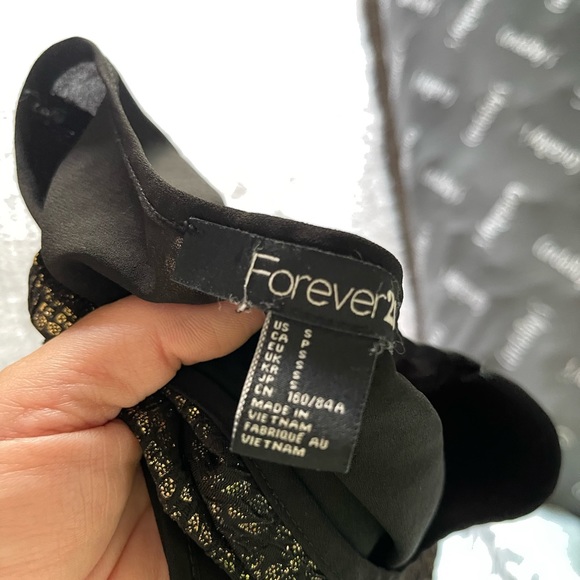 FOREVER 21: Women’s Pre-Owned size (S) black & gold short sleeve blouse. - Picture 4 of 4